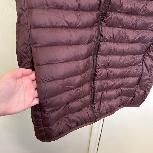 Uniqlo Lightweight Puffer Vest Maroon Unisex XL Zip Front Packable Travel Layer - Picture 3 of 6
